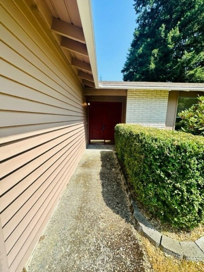 Building Photo - 3Bd/2Ba Bellevue House