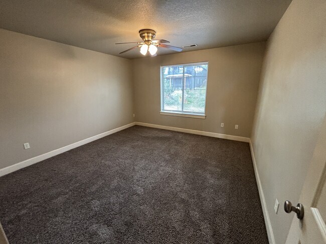 Building Photo - 13392 SE Autumnwood Ln