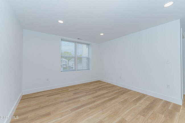 Building Photo - 9 Laura Dr