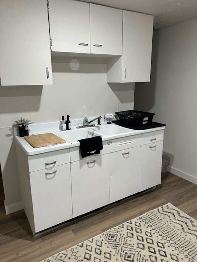 Building Photo - Charming 1-Bedroom, 1-Bath House Fully Fur...