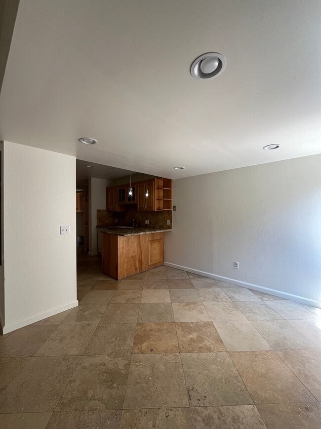 Building Photo - 4BR/2.5BA Two Story Condo Available