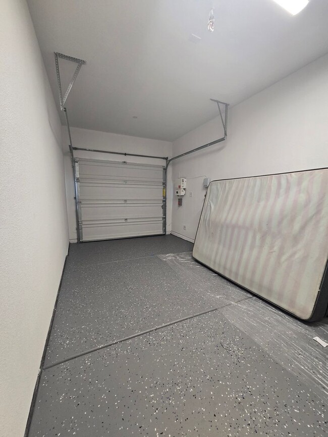 Building Photo - 3 BR 2.5 BA Available Now