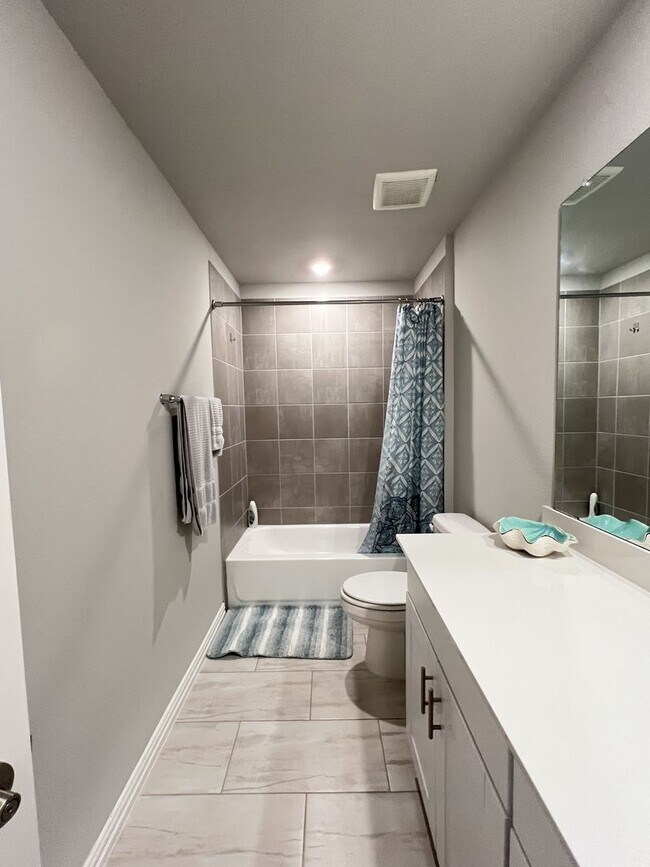 Building Photo - Spacious 2-Story 3/2.5/2 in Fort Worth For...