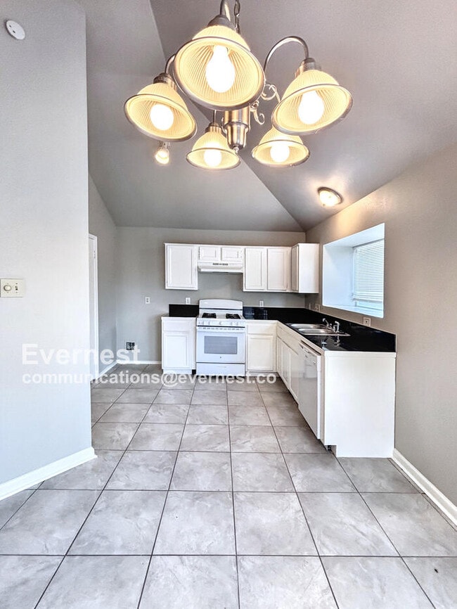 Building Photo - 2038 Woodland Hills Dr