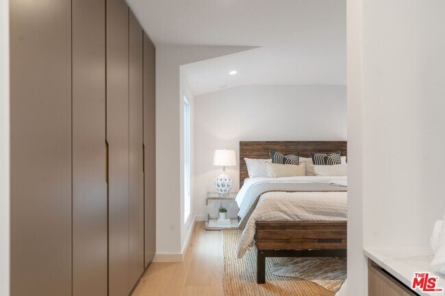 Building Photo - 855 N Detroit St