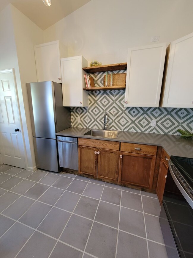 Building Photo - CAROLINA PLACE - Within minutes to Downtow...