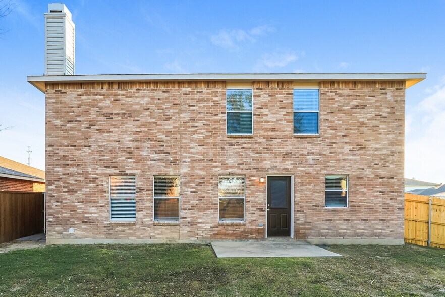 Building Photo - 16101 Hollyhill Ct