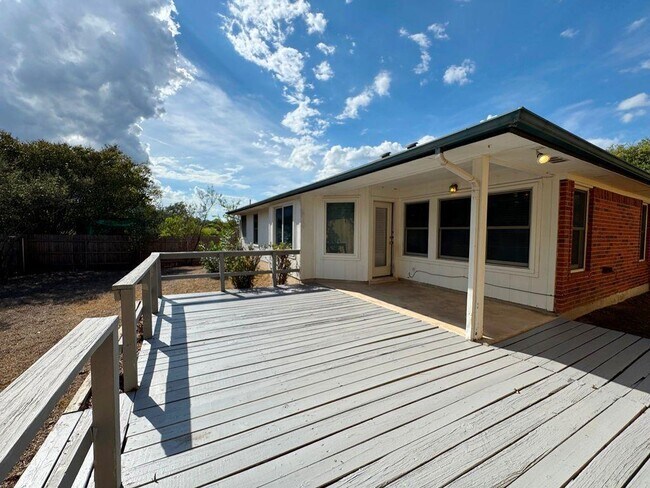 Building Photo - 1508 Highland Dr