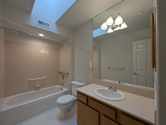 Building Photo - 2bd/2ba Edmonds Condo