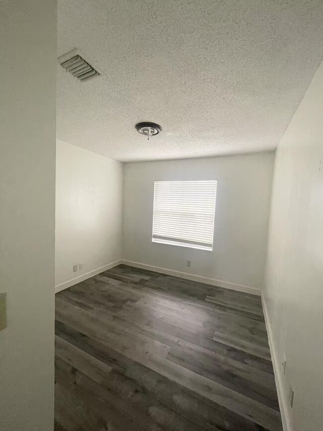 Building Photo - 521 Cypress Way W