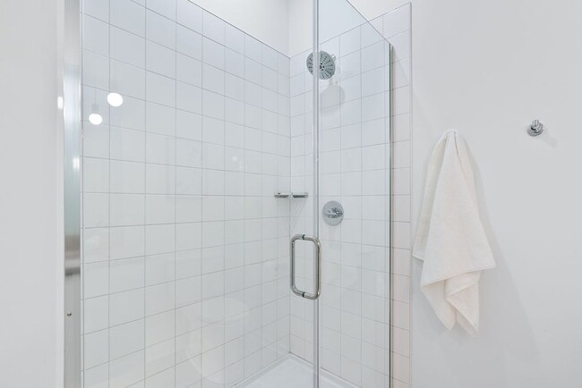 Building Photo - Modern downtown condo studio with private balcony & parking space.
