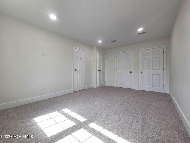 Building Photo - 92 Village Green Way