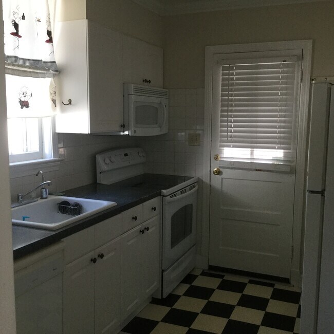 Building Photo - VERY NICE HOME IN EDGEMOOR SUBDIVISION