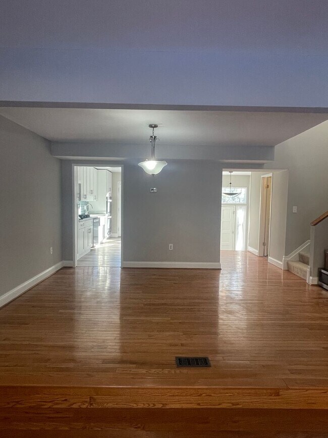 Building Photo - Newly Renovated 3 Level Townhome!