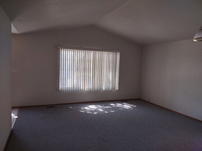 Building Photo - ALL PROSPECTIVE TENANTS MUST SUBMIT A $58 NON-REFUNDABLE APPLICATION FEE PER APPLICANT ONLINE AND...