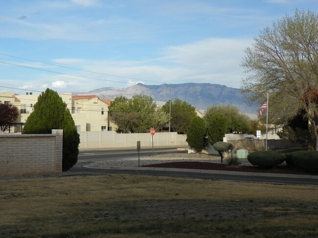 Building Photo - 823 Country Club Dr SE
