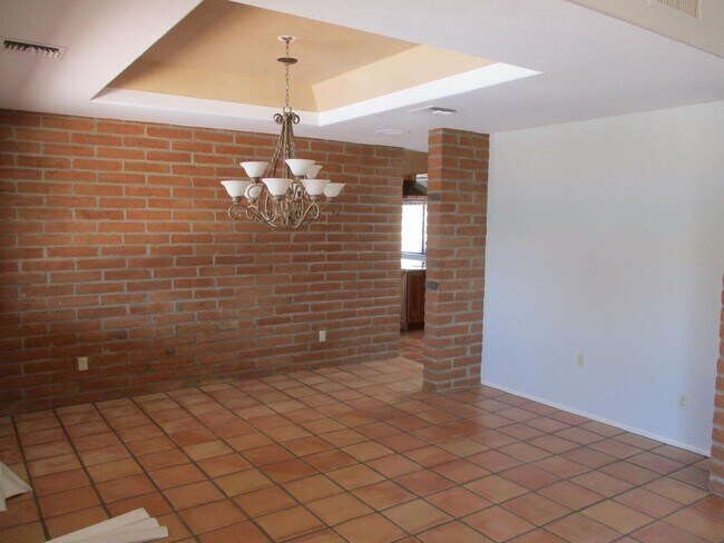 Building Photo - 4 bedroom 2.5 Bath