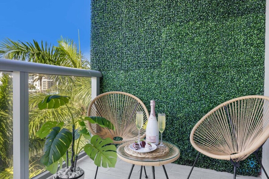Building Photo - 2602 E Hallandale Beach Blvd