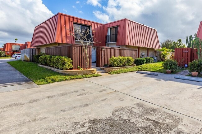 Building Photo - 3229 Gardens E Dr