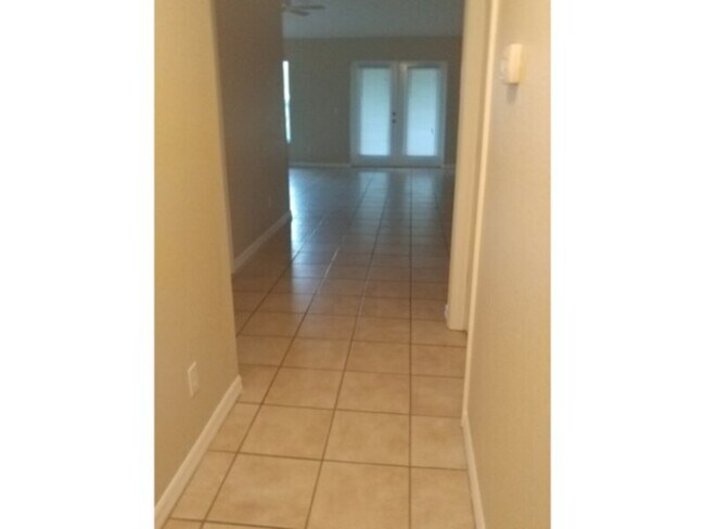Building Photo - 2-bedroom 2 bath 2 duplex with garage!