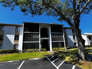 Building Photo - 1 Bedroom 2nd Floor Condo in East Orlando with Laminate Flooring and Scenic Balcony View!