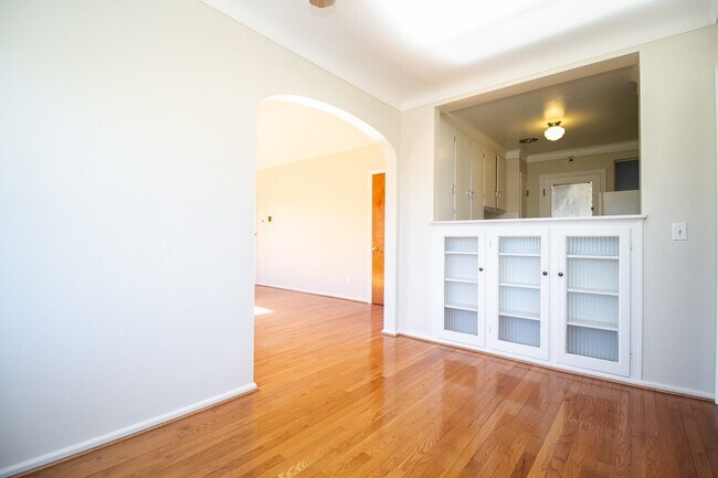 Building Photo - 2204 Kenwood Blvd