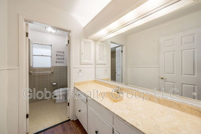 Building Photo - 425 Crestwind Dr