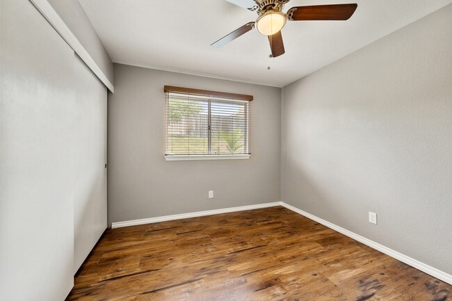 Building Photo - 885 Peregrine Ln