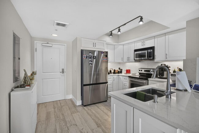 Building Photo - 403 S Sapodilla Ave