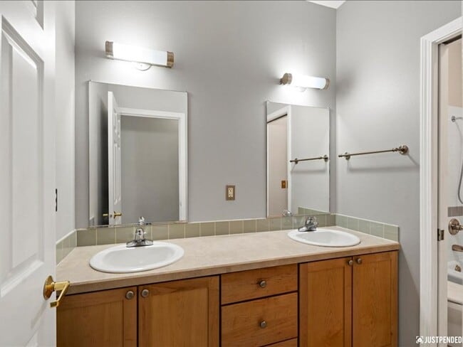 Building Photo - Timber Ridge Townhome