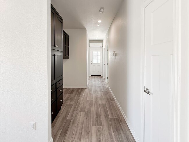 Building Photo - ~ AVAILABLE NOW ~ DUPLEX (LEFT)