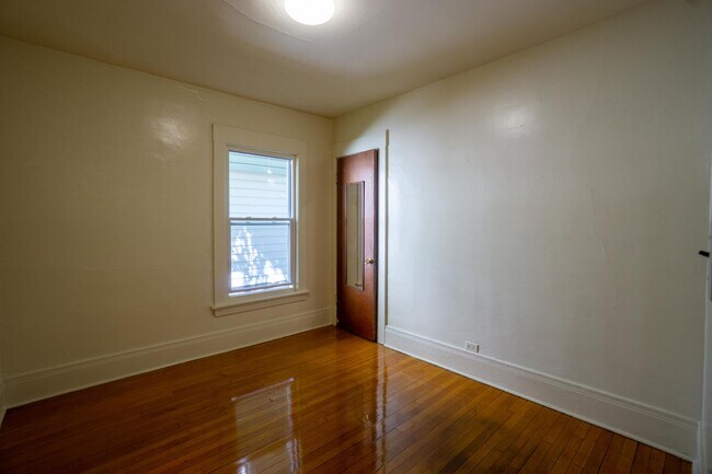 Building Photo - First Floor Flat Close to Campus Off Stree...