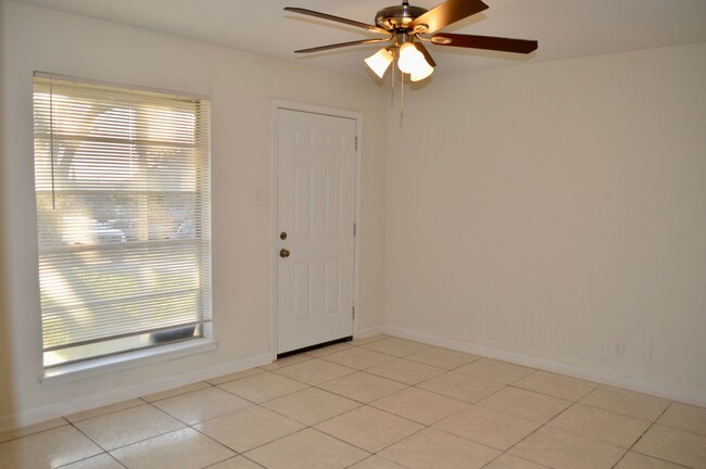 Building Photo - Remodeled 3 bed 2 bath home off Nacogdoches!