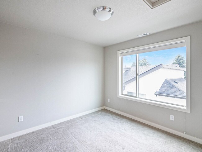 Building Photo - 953 N Skidmore St