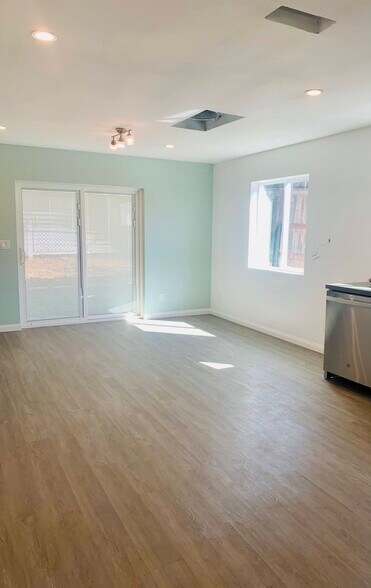 Building Photo - 910 S Maple St