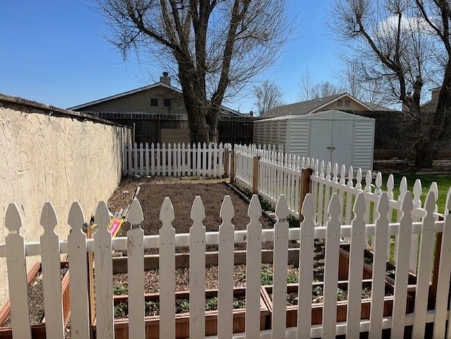 Building Photo - 3 Bed 2 Bath House located in the Heart of Tehachapi! Available 3/1/2026!