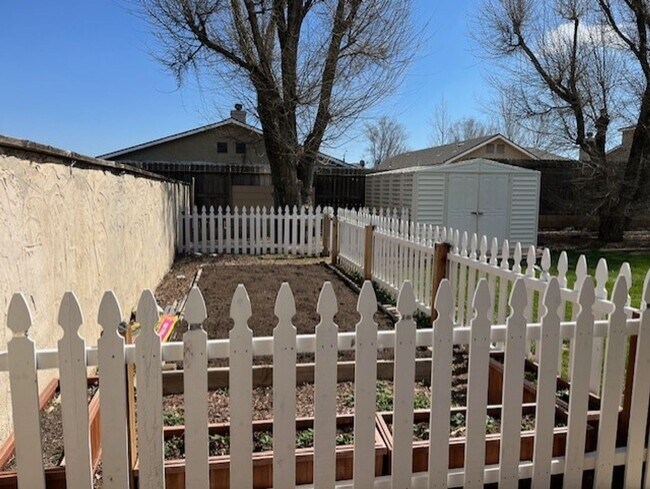 Building Photo - 3 Bed 2 Bath House located in the Heart of...