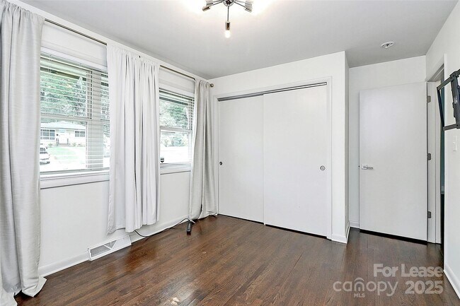 Building Photo - 3100 Erskine Dr