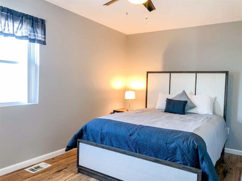 Building Photo - 5218 Beach Dr