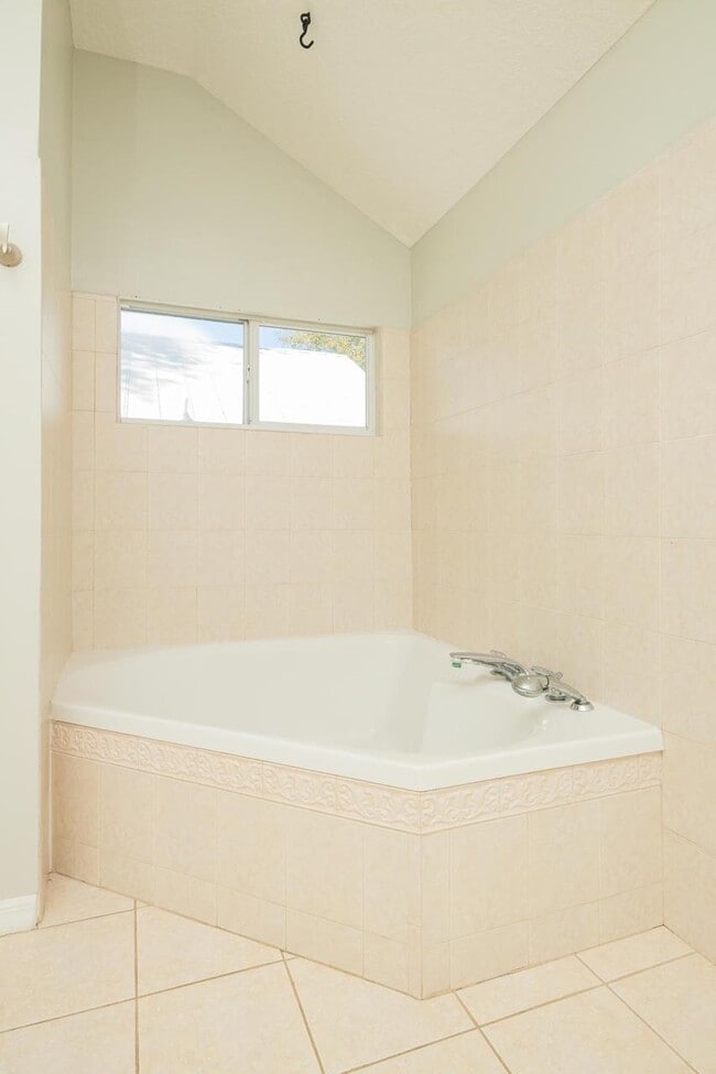 Building Photo - 728 Willow Wood Pl