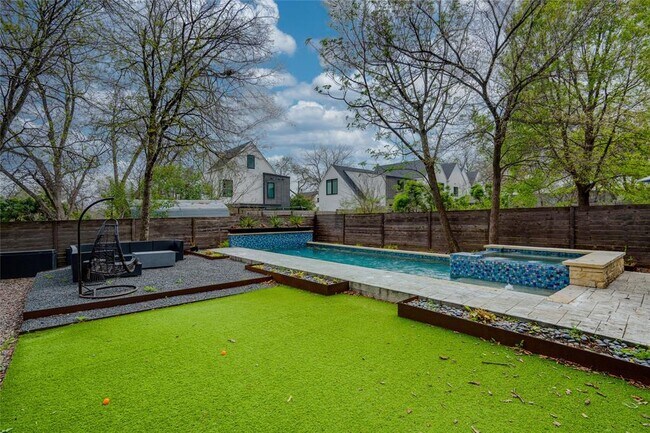 Building Photo - 2005 Bluebonnet Ln