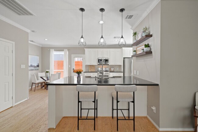 Building Photo - 1413 W 26th St