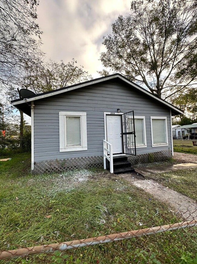 Building Photo - Fully Renovated 3/2 Single Family House Av...