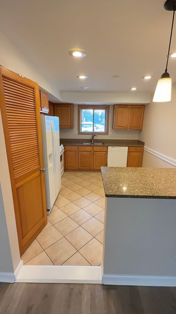 Building Photo - 2 Bed Condo Near O'Hare