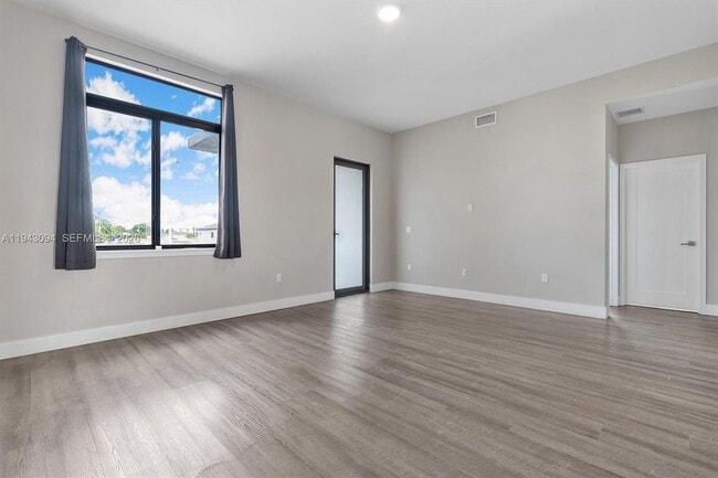 Building Photo - 444 E 16th St