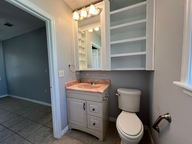 Building Photo - Beautiful 2 Bed/2 Bath Home in Ocala!! BOUNUS ROOM Included! Lawn care INCLUDED!