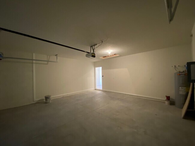 Building Photo - Lake Diamond-North - 4/2/2 *Available Now*...