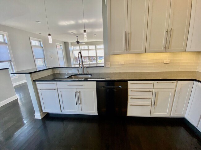 Building Photo - SIENA Place/PACKER PARK CORNER 4 Bedroom/2...