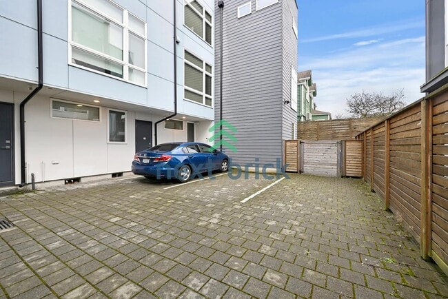 Building Photo - 2 BED & 2 BATH TOWNHOUSE FOR RENT