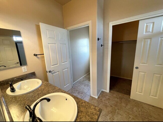Building Photo - "Charming 4-Bed Home with 2.5 Baths in Tuc...